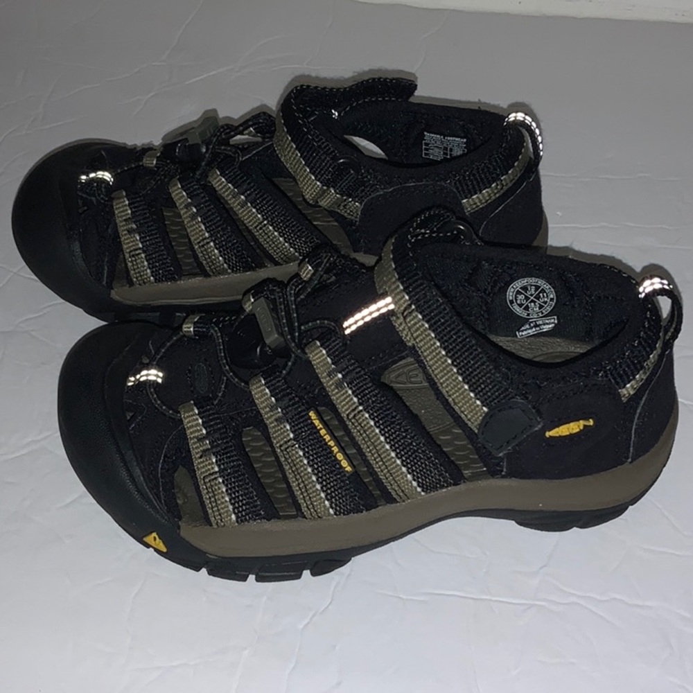KEEN KIDS WATERPROOF BLACK SANDALS SZ 12